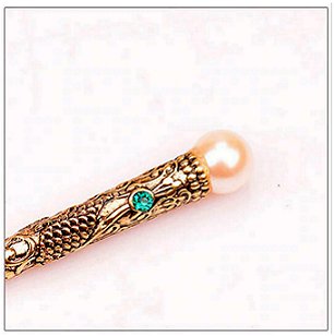 close up of top of Dreadz Hair Stick with Blue Jewel Detail (x 1 hair stick) showing detail and imitation pearl gemstone